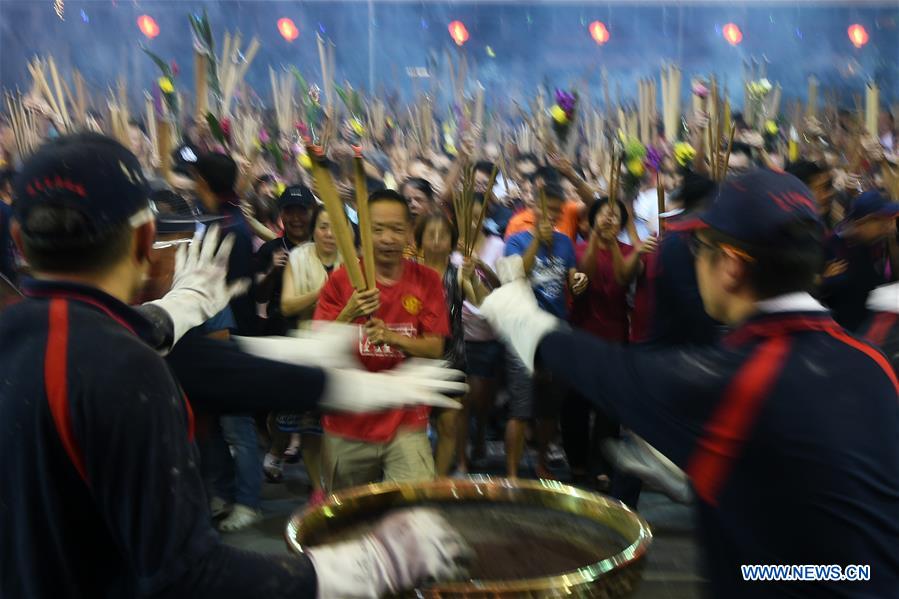 SINGAPORE-TEMPLE-CHINESE LUNAR NEW YEAR-INCENSE BURNING