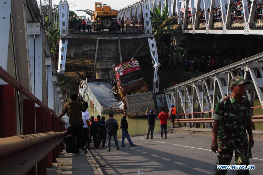 INDONESIA-TUBAN-BRIDGE COLLAPSE