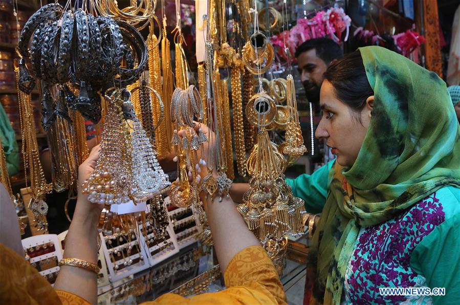 KASHMIR-SRINAGAR-MUSLIM FESTIVAL-SHOPPING