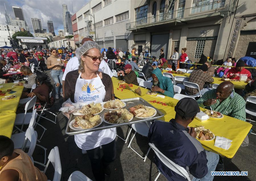 U.S.-LOS ANGELES-THANKSGIVING-FREE MEAL