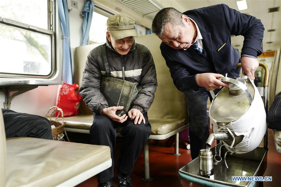 CHINA-SPRING FESTIVAL-TRAVEL RUSH-GREEN TRAIN (CN)