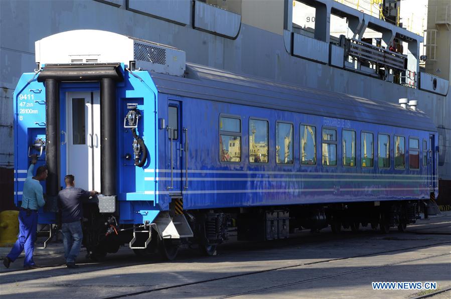 CUBA-HAVANA-CHINESE PASSENGER CARS-HANDOVER