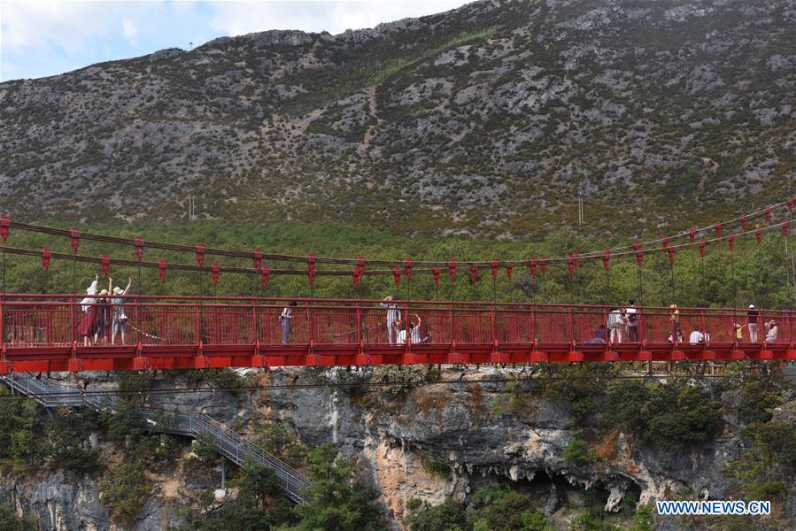 YUNNAN-LIJIANG-GLASS SKYWALK-TOURISM (CN)