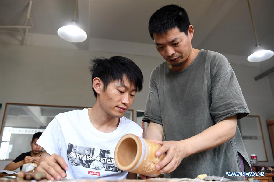 CHINA-ANHUI-HUANGSHAN-BAMBOO CARVER (CN)