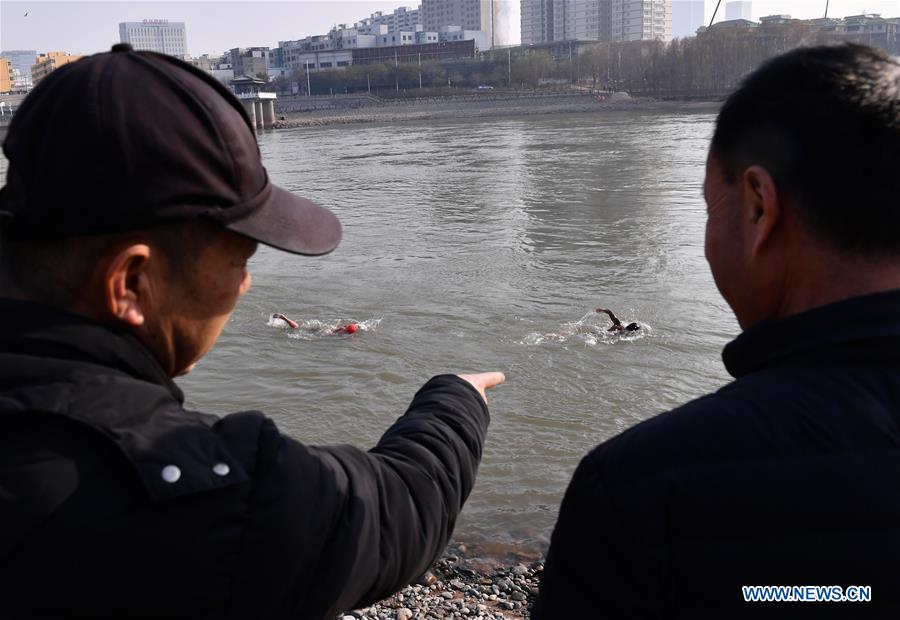 (SP)CHINA-LANZHOU-YELLOW RIVER WINTER SWIMMERS