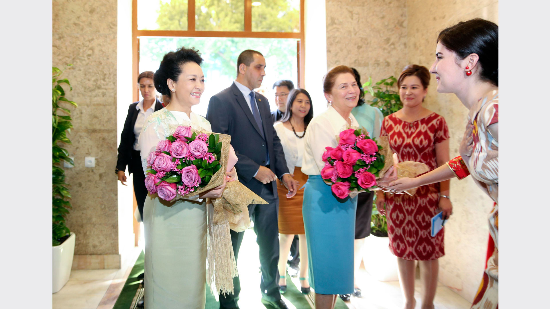 彭麗媛同烏茲別克斯坦總統(tǒng)夫人卡里莫娃共同參觀塔什干孔子學院