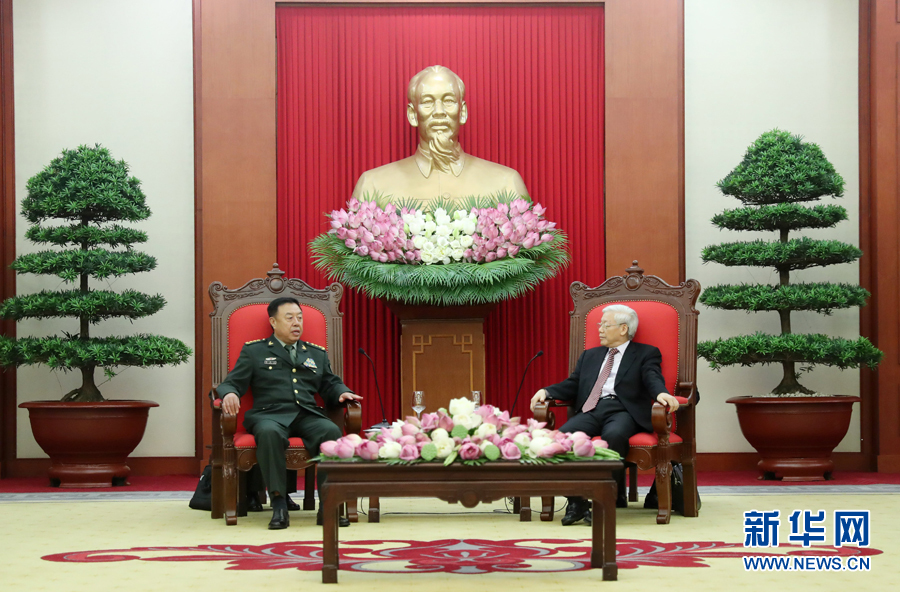 6月18日，在越南首都河內(nèi)，正在越南訪問(wèn)的中央軍委副主席范長(zhǎng)龍（左）會(huì)見(jiàn)越共中央總書(shū)記阮富仲。 新華社發(fā)（李曉偉攝） 