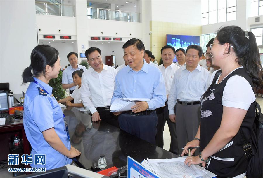 6月22日至24日，中共中央政治局常委、中央書記處書記劉云山在遼寧調(diào)研。這是6月22日，劉云山在中國（遼寧）自貿(mào)試驗區(qū)營口片區(qū)與干部群眾深入交流。新華社記者 張鐸 攝