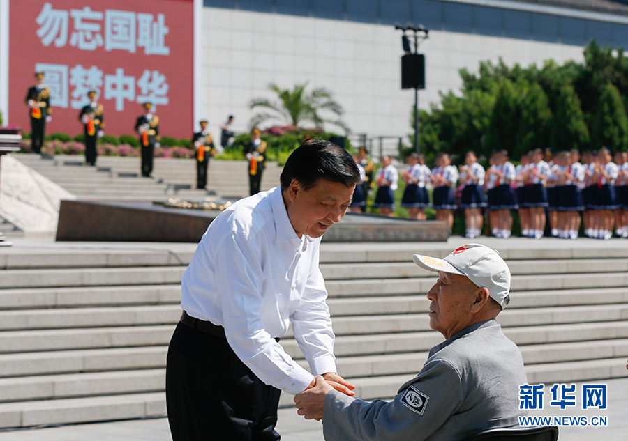 7月7日，紀念全民族抗戰(zhàn)爆發(fā)80周年儀式在中國人民抗日戰(zhàn)爭紀念館舉行。中共中央政治局常委、中央書記處書記劉云山出席儀式并講話。這是儀式開始前，劉云山與老八路代表握手。新華社記者崔新鈺攝