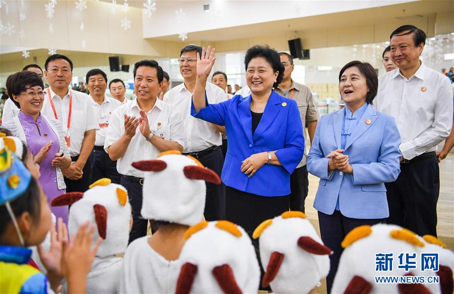 8月9日，中共中央政治局委員、國務(wù)院副總理、中央代表團(tuán)副團(tuán)長劉延?xùn)|率中央代表團(tuán)二分團(tuán)到赤峰看望慰問各族干部群眾。這是劉延?xùn)|在赤峰市青少年宮與青少年熱烈互動。新華社記者 連振 攝