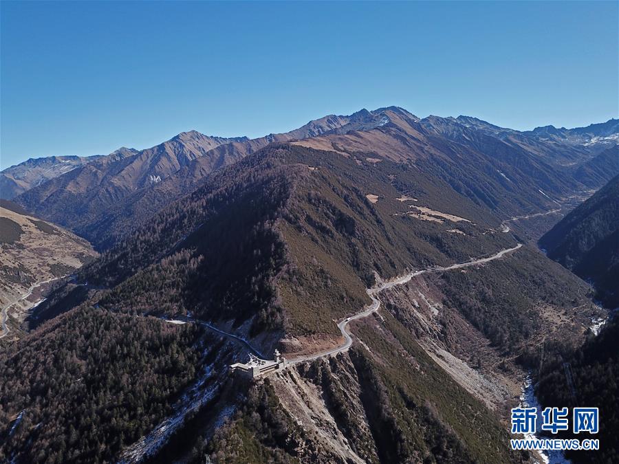 （圖文互動·新華全媒頭條）（1）讓農民致富奔小康的道路越走越寬廣——黨的十八大以來以習近平同志為核心的黨中央關心農村公路發(fā)展紀實