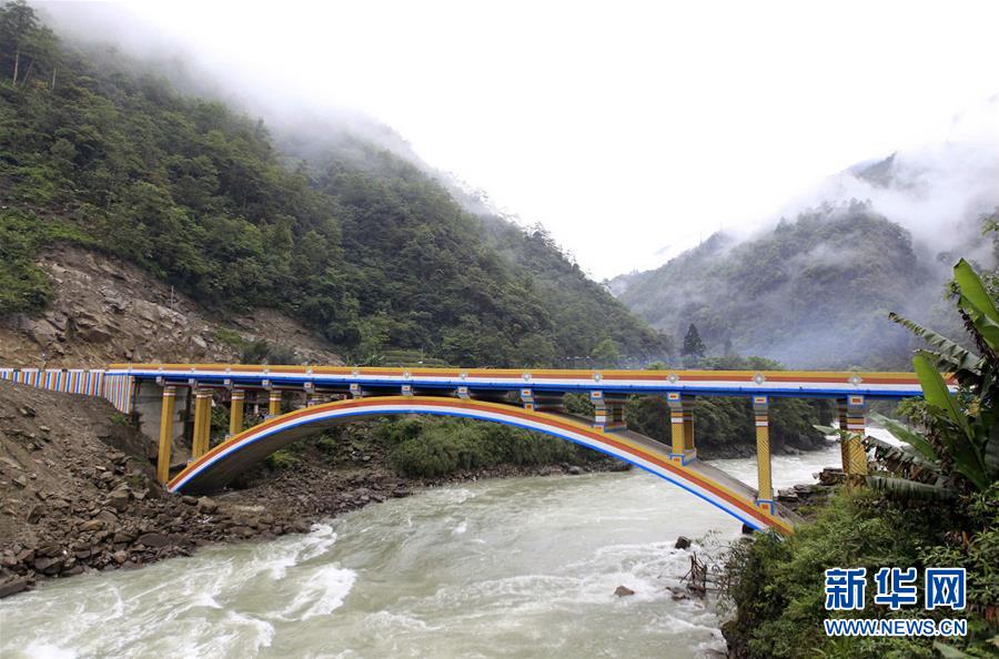 （圖文互動·新華全媒頭條）（4）讓農民致富奔小康的道路越走越寬廣——黨的十八大以來以習近平同志為核心的黨中央關心農村公路發(fā)展紀實