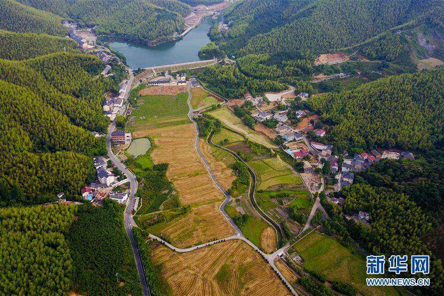 （圖文互動·新華全媒頭條）（6）讓農民致富奔小康的道路越走越寬廣——黨的十八大以來以習近平同志為核心的黨中央關心農村公路發(fā)展紀實