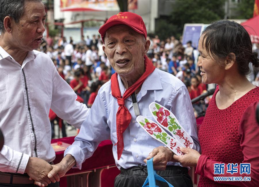 （圖片故事）（7）“希望老人”的第100次老區(qū)助學之旅