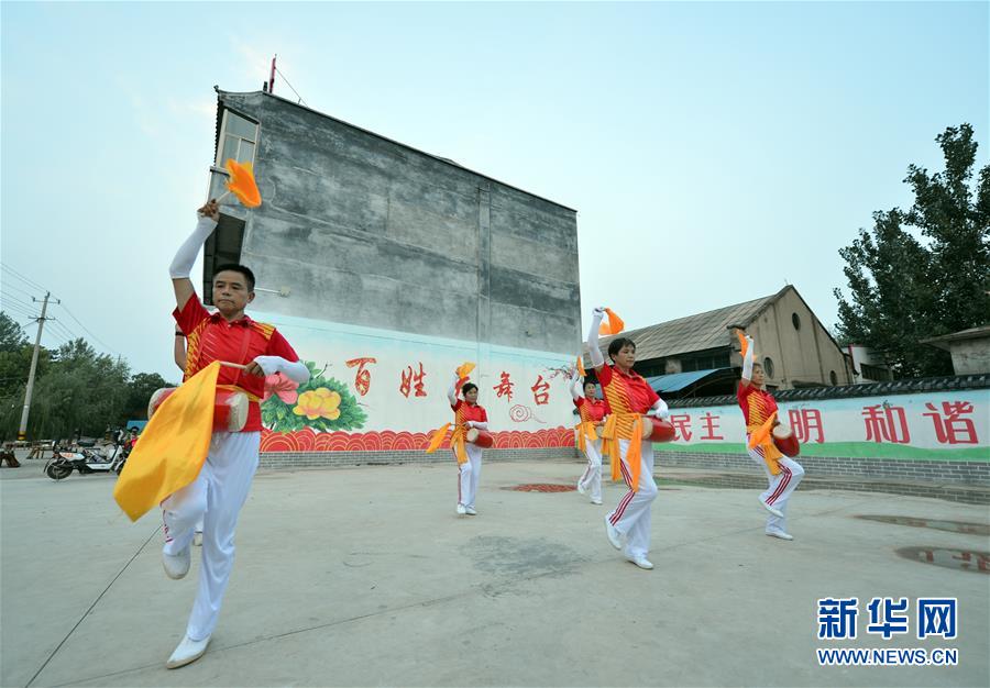 （在習(xí)近平新時(shí)代中國特色社會(huì)主義思想指引下——新時(shí)代新作為新篇章·總書記關(guān)心的百姓身邊事·圖文互動(dòng)）（4）讓鄉(xiāng)村社會(huì)既充滿活力又和諧有序——中國鄉(xiāng)村治理呈現(xiàn)新局面