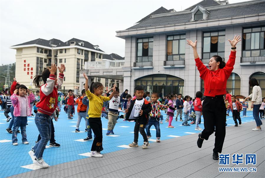 （在習(xí)近平新時(shí)代中國特色社會主義思想指引下——新時(shí)代新作為新篇章·習(xí)近平總書記關(guān)切事·圖文互動(dòng)）（4）“挪窮窩”“奔富路”——易地搬遷讓貧困人口開啟安居樂業(yè)新生活