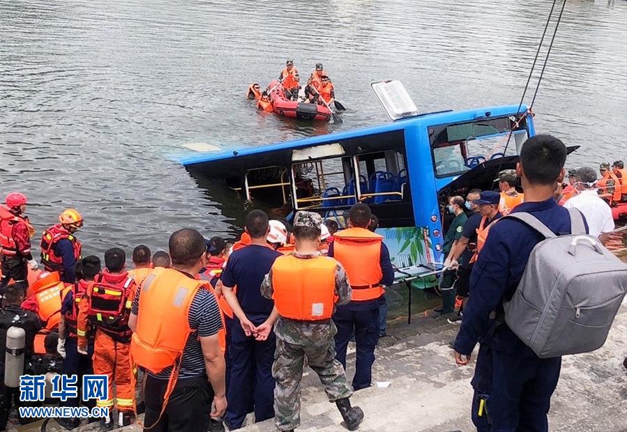 （社會(huì)）貴州安順公交車墜入虹山湖水庫致21人死亡15人受傷