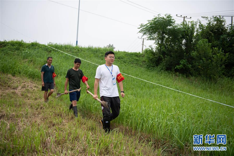 （防汛抗洪·圖文互動(dòng)）（3）在大堤上成長(zhǎng)，為人民守護(hù)——洪水中的青年“生力軍”