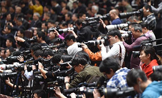 媒體記者在會場采訪拍攝