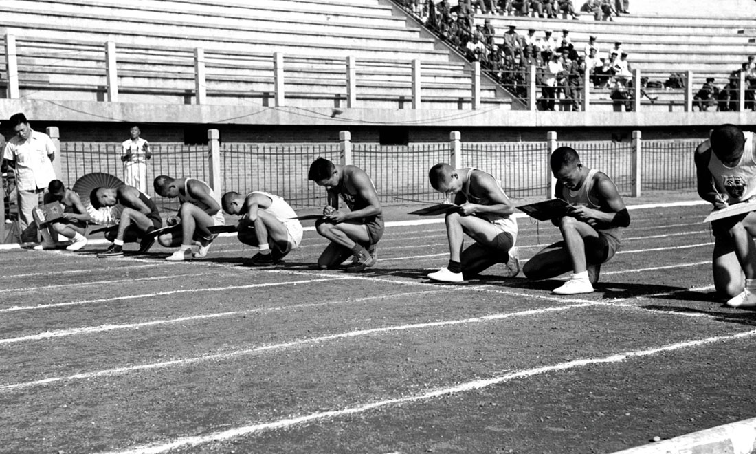 1952年8月2日，慶祝中國人民解放軍建軍25周年全軍運(yùn)動會在北京舉行，運(yùn)動員在進(jìn)行識字賽跑比賽。新華社記者岳國芳攝