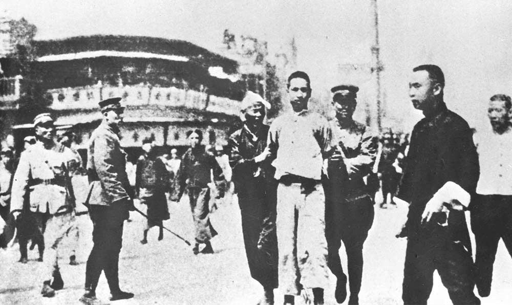 1927年4月12日 “四?一二”反革命政變，國民黨反動派捕殺大批共產(chǎn)黨員和工人、學(xué)生、群眾