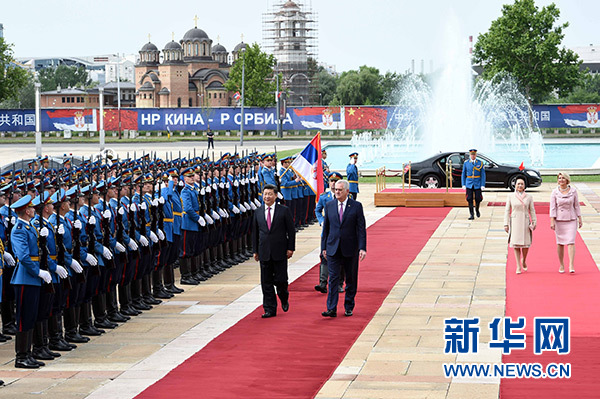 6月18日，國家主席習(xí)近平出席塞爾維亞總統(tǒng)尼科利奇在貝爾格萊德舉行的隆重歡迎儀式。 新華社記者饒愛民攝