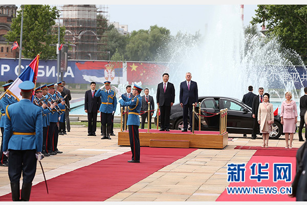  6月18日，國家主席習(xí)近平出席塞爾維亞總統(tǒng)尼科利奇在貝爾格萊德舉行的隆重歡迎儀式。 新華社記者馬占成攝