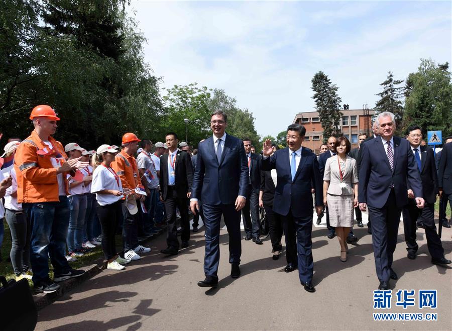 6月19日上午，國(guó)家主席習(xí)近平在貝爾格萊德參觀河鋼集團(tuán)塞爾維亞斯梅代雷沃鋼廠。習(xí)近平抵達(dá)時(shí)，塞爾維亞總統(tǒng)尼科利奇、總理武契奇在停車處熱情迎接。鋼廠工人和家屬、當(dāng)?shù)厥忻駭?shù)千人夾道歡迎。新華社記者 饒愛(ài)民 攝