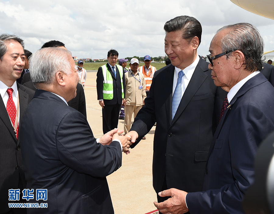 10月13日，國(guó)家主席習(xí)近平乘專機(jī)抵達(dá)金邊國(guó)際機(jī)場(chǎng)，開(kāi)始對(duì)柬埔寨王國(guó)進(jìn)行國(guó)事訪問(wèn)。柬埔寨副首相兼王宮事務(wù)大臣貢桑奧親王和夏卡朋親王、阿倫公主等在舷梯旁熱情迎接習(xí)近平主席。新華社記者　謝環(huán)馳　攝