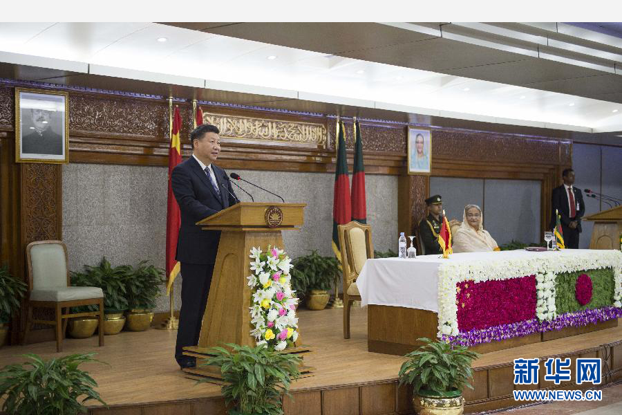 10月14日，國(guó)家主席習(xí)近平在達(dá)卡同孟加拉國(guó)總理哈西娜舉行會(huì)談。這是會(huì)談后，兩國(guó)領(lǐng)導(dǎo)人共同會(huì)見(jiàn)記者。 新華社記者謝環(huán)馳攝 