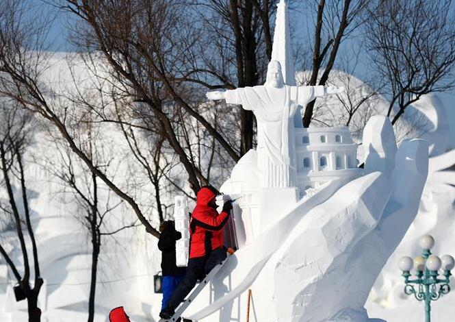 國際雪雕比賽忙